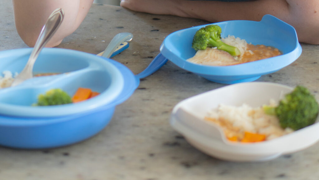 O mesmo prato, três fases: como adaptar o almoço da família para o bebê